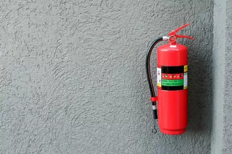 کپسول آتش نشانی روی دیوار