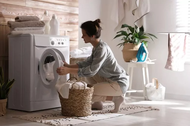 ریختن لباس در ماشین لباسشویی