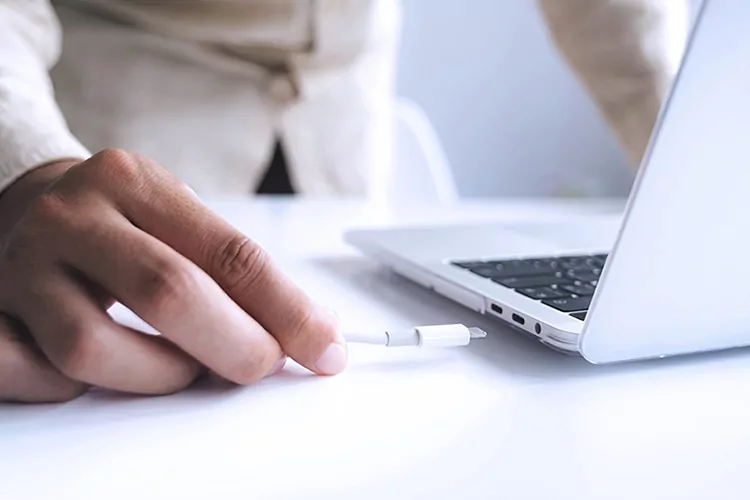 کابل USB c اشتباهی 