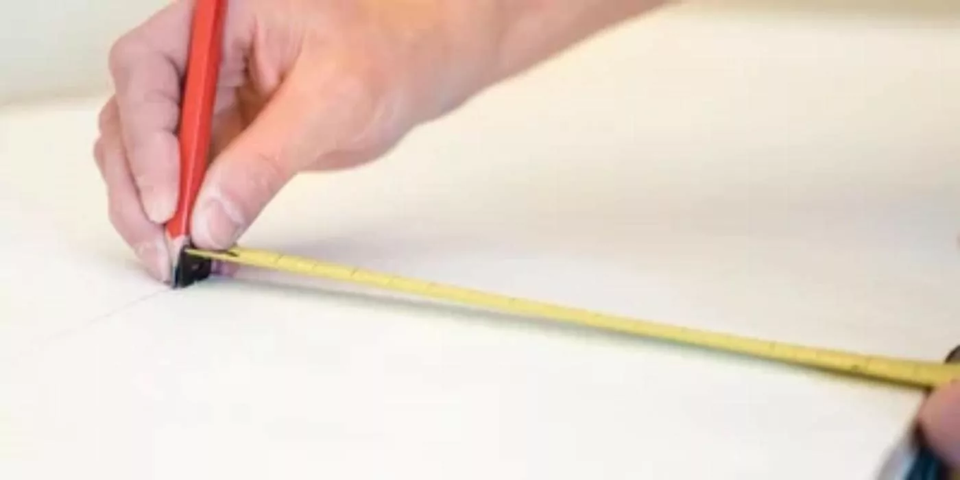 اندازه گیری دقیق کاغذ دیواری و علامت زدن با مداد
