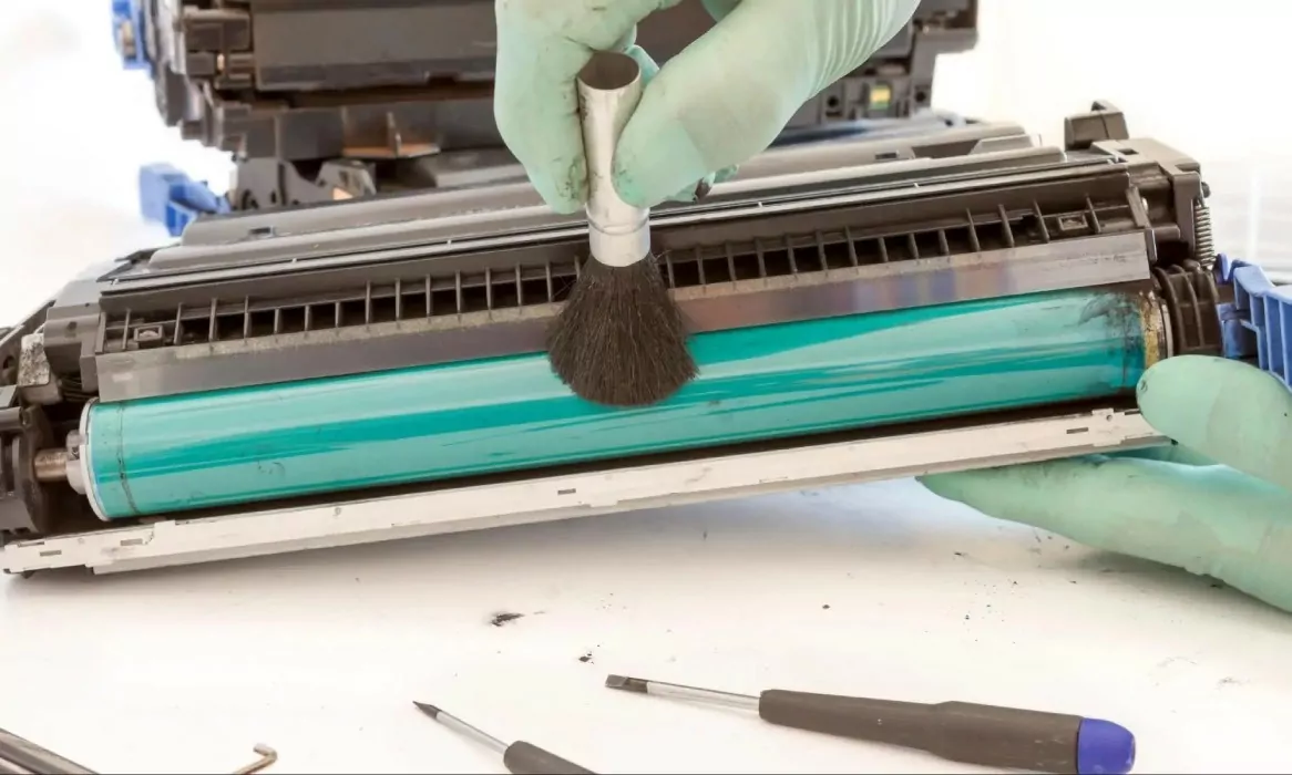 تمیز کردن کارتریج تونر برای جلوگیری از ایجاد لکه و رگه هنگام چاپ