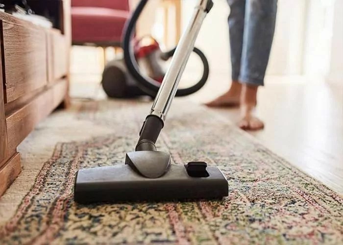 استفاده از جارو برقی برای برق انداختن فرش