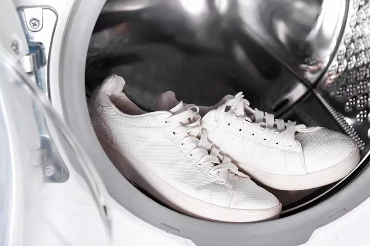 شستن کفش سفید در ماشین لباسشویی