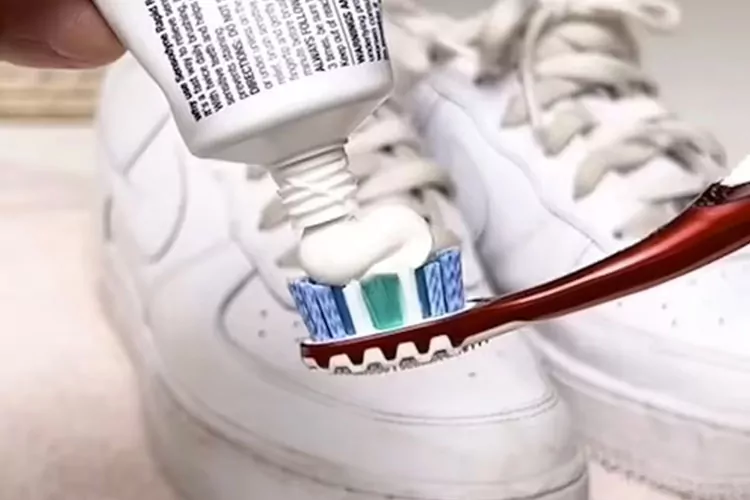 استفاده از خمیر دندان برای تمیز کردن کفش سفید