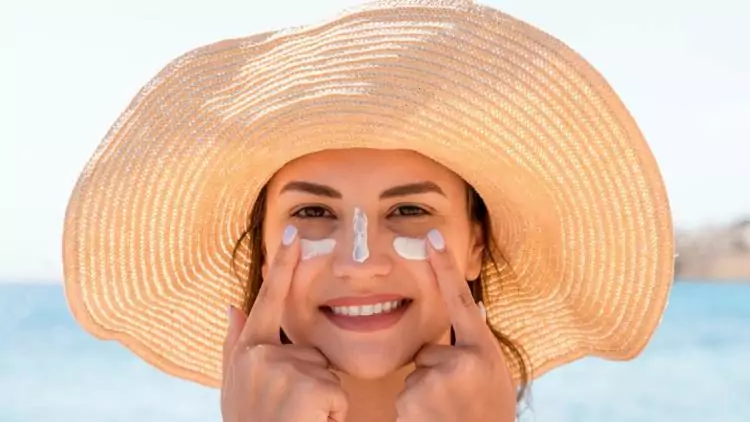 بهترین ضد آفتاب برای پوست خشک و لک دار چه ویژگی‌هایی دارد؟