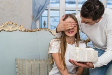 برای سالگرد ازدواج چی بخرم؟ 18 ایده برای کادوی سالگرد ازدواج
