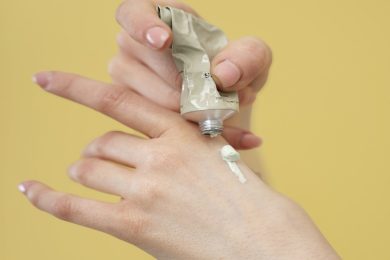 بهترین پماد برای خشکی پوست دست
