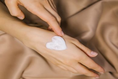 راهنمای انتخاب بهترین لوسیون بدن برای پوست خشک