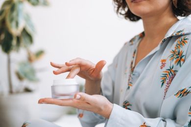 راهنمای انتخاب بهترین مرطوب‌کننده برای پوست خشک و حساس