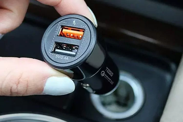 استفاده از شارژر خودرو برای شارژ گوشی بدون شارژر 